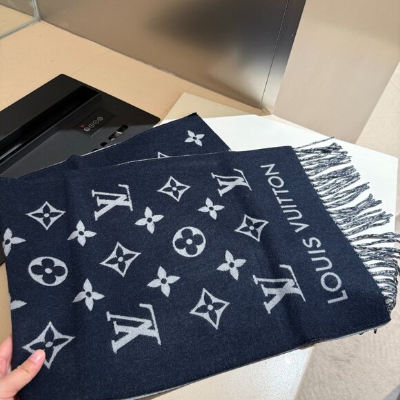 Women's Louis Vuitton Scarf - Picture 4 of 5